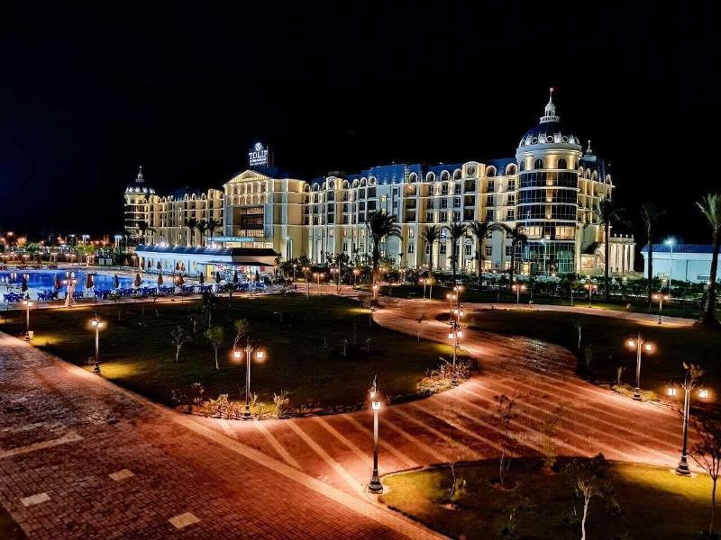 Tolip El Forsan Hotel Ismailia Bagian luar foto The Atlantis Resort at night